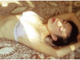 【万博娱乐】私藏的「房間女孩」!青春胴體配上透膚蕾絲,就是少女最致命的武器!